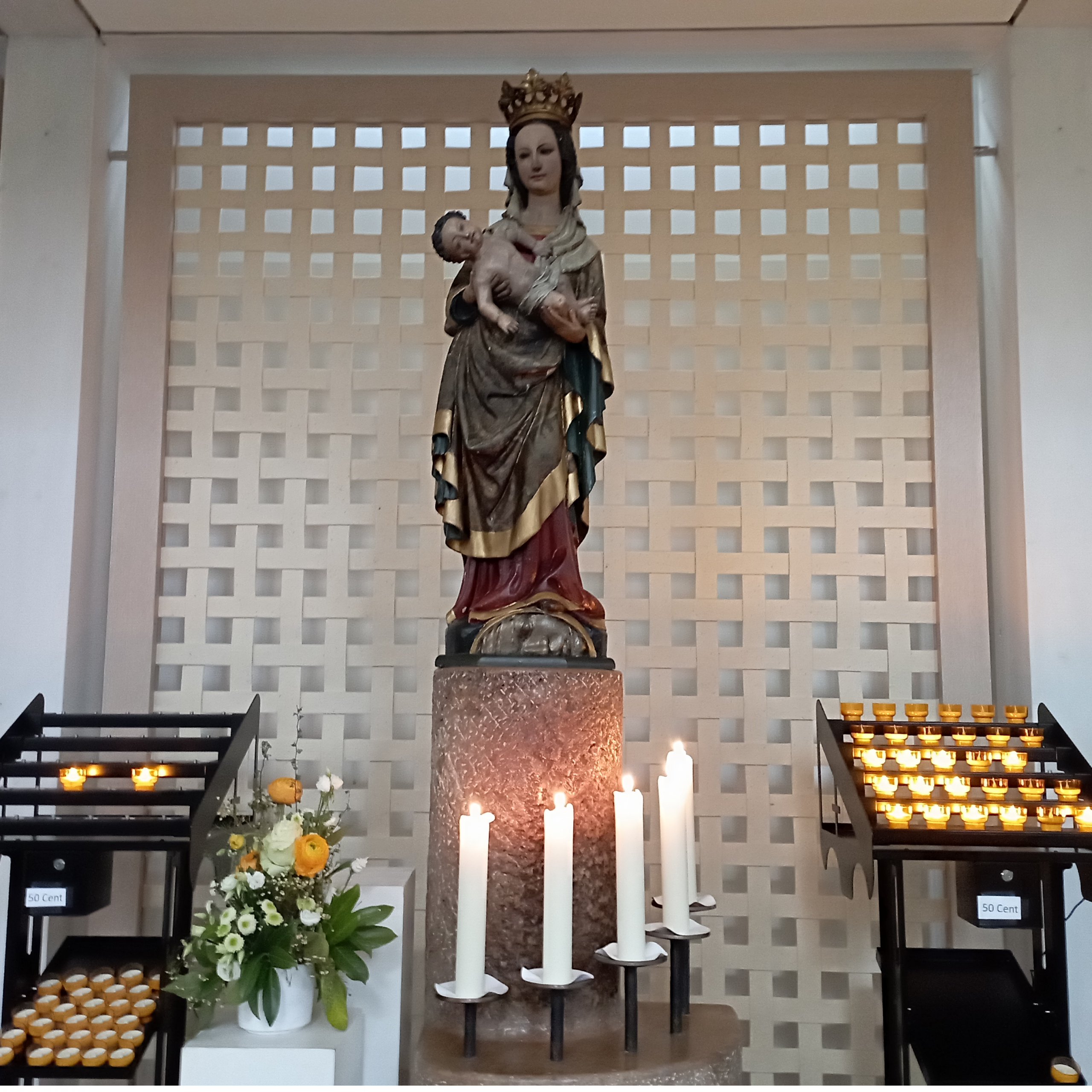 Neue Opferlichter in der Dreieinigkeitskirche